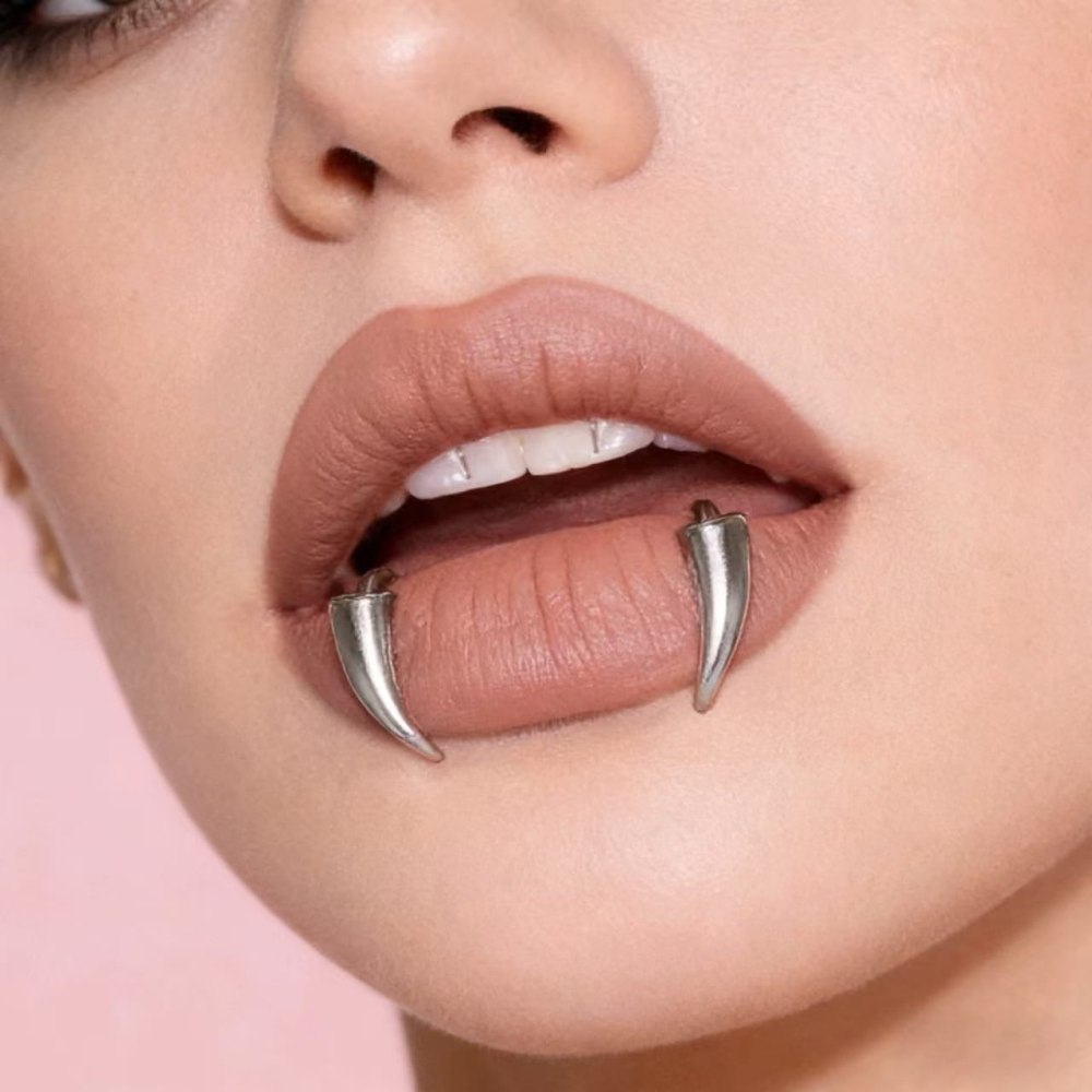 Zac's Alter Ego - Pair of Metal Curved Fang Design Glossy Fake Fangs Vampirzähne - Silberfarben